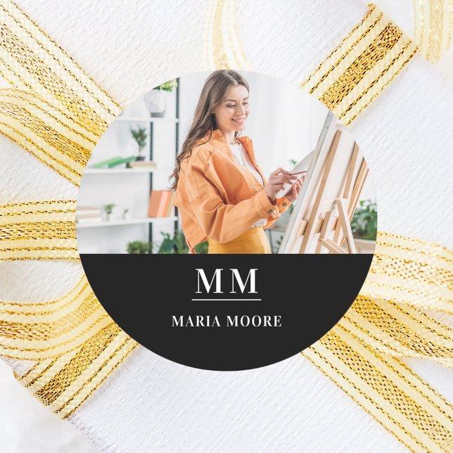 Adesivo Redondo Nome do monograma da fotografia branco preto (Criador carregado)