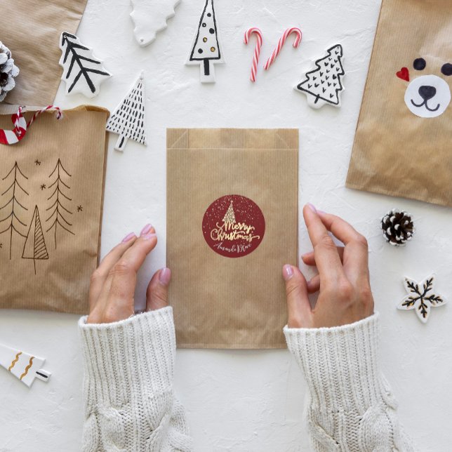 Adesivo Redondo Nome Dourado Burgundyy do Script da Árvore de Nata (Merry Christmas Tree Script Name Gold Burgundys Classic Round Sticker)