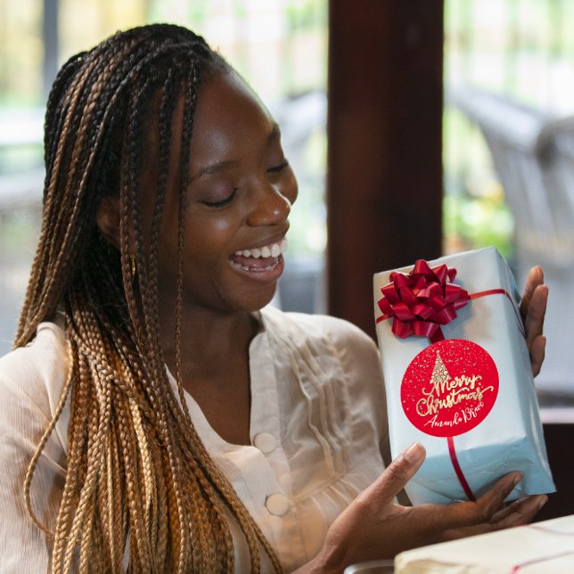 Adesivo Redondo Nome Dourado ConfettiRed do Script da Árvore de Na (Merry Christmas Tree Script Name Gold ConfettiRed Classic Round Sticker)