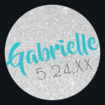 Adesivo Redondo Nome Personalizado Bat Mitzvah Silver Glitter U PI<br><div class="desc">Personalize este aniversário de brilho prateado e turquesa ou adesivo de Bat Mitzvah, etiqueta de favor ou selo de envelope com seu nome e data da festa. * * * * * * * * * * * * * * * * * Clique em PERSONALIZAR para alterar a cor,...</div>