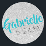 Adesivo Redondo Nome Personalizado Bat Mitzvah Silver Glitter U PI<br><div class="desc">Personalize este aniversário de brilho prateado e turquesa ou adesivo de Bat Mitzvah, etiqueta de favor ou selo de envelope com seu nome e data da festa. * * * * * * * * * * * * * * * * * Clique em PERSONALIZAR para alterar a cor,...</div>