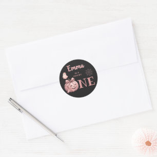 Adesivo Redondo Nome Personalizado é um Cute Pinkoween Assustador