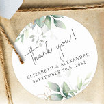 Adesivo Redondo Nomes de eucalipto e data de casamento de verdes e<br><div class="desc">Estes florais românticos e elegantes Agradeço aos adesivos que fazem o selo perfeito para o seu favor de casamento, apresentando um design de botânica que apresenta um buquê elegante de verde claro e de aquarela e folhas de eucalipto complementadas com ouros de glitérica (impressas) e que é facilmente personalizável com...</div>