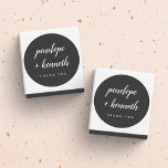 Adesivo Redondo Nomes de Script Minimalistas Negra Moderna de Casa<br><div class="desc">Casamento Moderno de Nomes de Script Minimalistas | Adesivo redondo branco e preto</div>