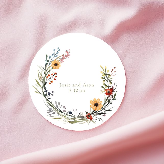 Adesivo Redondo Nomes e Data de Wreath de Casamento de Flores Selv (Round sticker with vibrant wildflower wreath and delicate wedding names and date in center.)