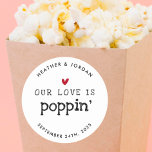 Adesivo Redondo Nosso Amor É O Favor Da Popcorn De Casamento<br><div class="desc">O Nosso Amor É O Casamento De Popcorn Favor Stickers</div>
