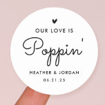 Adesivo Redondo Nosso Amor É O Favor Da Popcorn De Casamento<br><div class="desc">O Nosso Amor É O Casamento De Popcorn Favor Stickers</div>