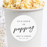 Adesivo Redondo Nosso Amor é Popcorn Wedding Favor<br><div class="desc">Personalizado para o casamento de pipocas com adesivos de bondade com a design de "Our Love is Popping" moderno de guião preto e branco.</div>
