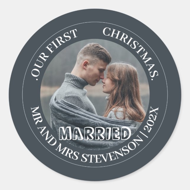 Adesivo Redondo Nosso primeiro Natal Sr. e Sra. recém-casados eleg (Frente)