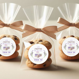 Adesivo Redondo Novo Capítulo Começa Logo Livros de Lavanda Chá de