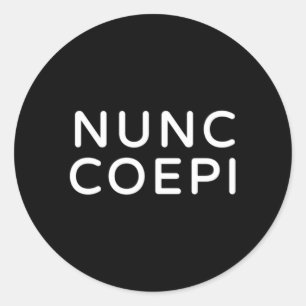 Adesivo Redondo Nunc Coepi Wordmark