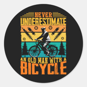 Adesivo Redondo Nunca Subestime um Homem Velho numa Bicicleta