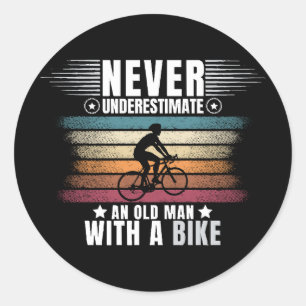 Adesivo Redondo Nunca Subestime um Homem Velho numa Bicicleta
