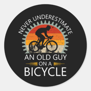 Adesivo Redondo Nunca Subestime um Velho Cara numa Bicicleta