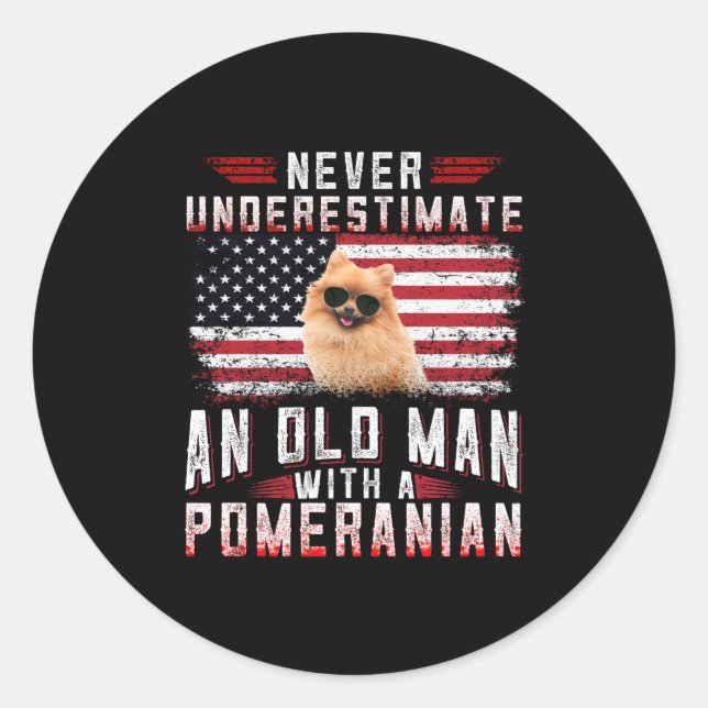 Adesivo Redondo Nunca subestime um velho com um Pomeraniano (Frente)