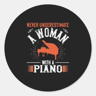 Adesivo Redondo Nunca Subestime Uma Mulher Com Piano