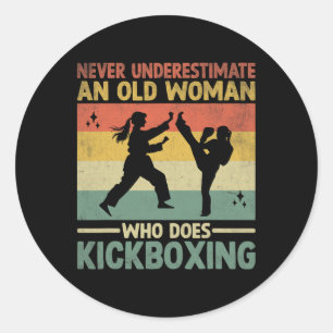 Adesivo Redondo Nunca Subestime Uma Mulher Idosa Que Pratica Kickb