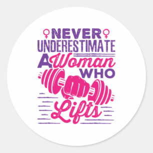 Adesivo Redondo Nunca subestime uma mulher que levanta