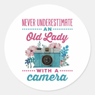 Adesivo Redondo Nunca subestime uma senhora velha com uma câmera