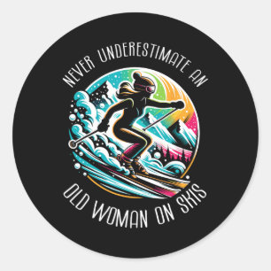 Adesivo Redondo Nunca Subestime Uma Velha Mulher Em Skis Skier Ski