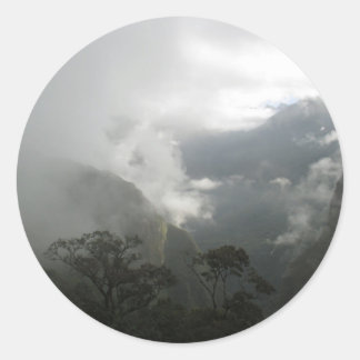 Adesivo Redondo Nuvens de cinza acima das montanhas