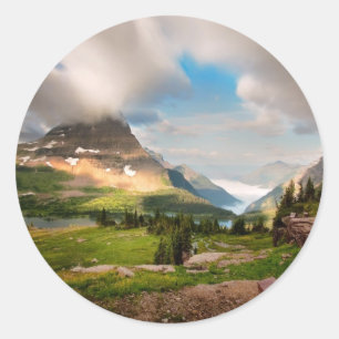 Adesivo Redondo Nuvens que varrem através das montanhas