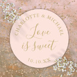 Adesivo Redondo O Amor Dourado E Rosa Esbranquiçado É Um Favor De<br><div class="desc">O amor é um clássico e elegante. Projetado por Thisnotme©</div>