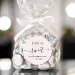 Adesivo Redondo O Amor É Um Favor De Casamento Rosa<br><div class="desc">Um adesivo de rosa claro Chic para seus favores de recepção de casamento com "Love Is Sweet" em uma simples tipografia moderna e um elegante roteiro de caligrafia com sucos,  seus primeiros nomes se juntaram por um coração e sua data de casamento.</div>