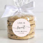 Adesivo Redondo O Amor É Um Favor De Casamento Rosa<br><div class="desc">Rosa claro adesivo para seus doces de casamento com "amor é doce" em letras limpas e um roteiro de chic com sucos, seus primeiros nomes unidos por um coração e sua data de casamento.</div>