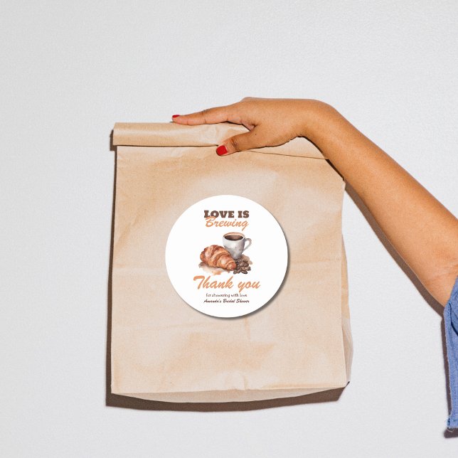 Adesivo Redondo O Amor Está Cozinhando Café Chá de Noiva Francês (Criador carregado)