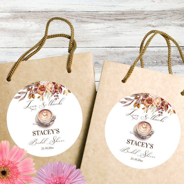 Adesivo Redondo O amor está preparando o café, lembrancinha para c (Love is brewing coffee fall bridal shower thank you favor  sticker template)