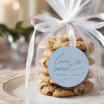 Adesivo Redondo O Amor Moderno É Um Casamento Bonito<br><div class="desc">simples roteiro moderno minimalista "amor é doce" casamento céu azul favorito.</div>