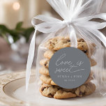 Adesivo Redondo O Amor Moderno É Um Casamento Bonito<br><div class="desc">simples escrita minimalista moderna "o amor é doce" casamento poeirento cinza azul a cor favorita.</div>