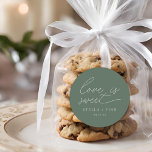 Adesivo Redondo O Amor Moderno É Um Casamento Bonito<br><div class="desc">simples roteiro moderno minimalista "o amor é doce" pinheira de casamento verde-vinheta.</div>