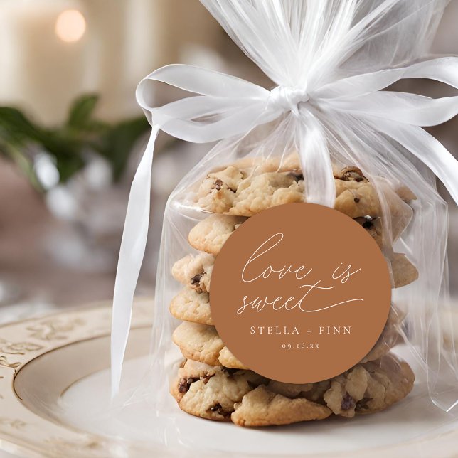 Adesivo Redondo O Amor Moderno É Um Casamento Bonito (Modern Script Love Is Sweet Wedding Classic Round Sticker)