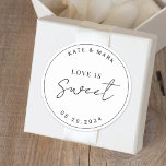 Adesivo Redondo O Amor Moderno Minimalista é o Favor do Casamento<br><div class="desc">Os adesivos personalizados de bonificação de casamento que incluem o "amor é doce",  design branco e preto moderno minimalista.</div>