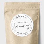 Adesivo Redondo O Amor Moderno Minimalista Está Fazendo Favor Do C<br><div class="desc">Autocolantes personalizados para café e favores de chá com design moderno minimalista de preto e branco,  com "amor está se criando".</div>