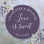 Adesivo Redondo O Amor Roxo É Um Favor De Casamento Bonito<br><div class="desc">O favor do casamento roxo é doce,  clássico e redondo. Projetado por Thisnotme©</div>