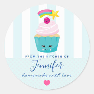 Adesivo Redondo O cupcake azul bonito com Kawaii enfrenta a