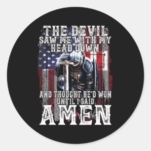 Adesivo Redondo O Diabo Me Viu Com Minha Cabeça Baixada Pensou Que