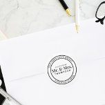 Adesivo Redondo O futuro Sr. e Sra. Round Wedding Endereço de Regr<br><div class="desc">Aumente a elegância dos seus convites de casamento com o nosso Futuro Sr. e a Sra. Round Wedding Return Address Classic Round Sticker. Este adesivo é mais do que uma etiqueta; é um selo de na moda que adiciona um toque de sofisticação à sua papelaria de casamento. O clássico design...</div>