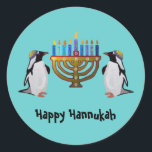 Adesivo Redondo O Hannukah escolhido congelado<br><div class="desc">A ilustração gráfica dos pinguins que apreciam o menorah de Hannukah ilumina-se.  Comemore os milagre de Chanukah todas as oito noites!</div>