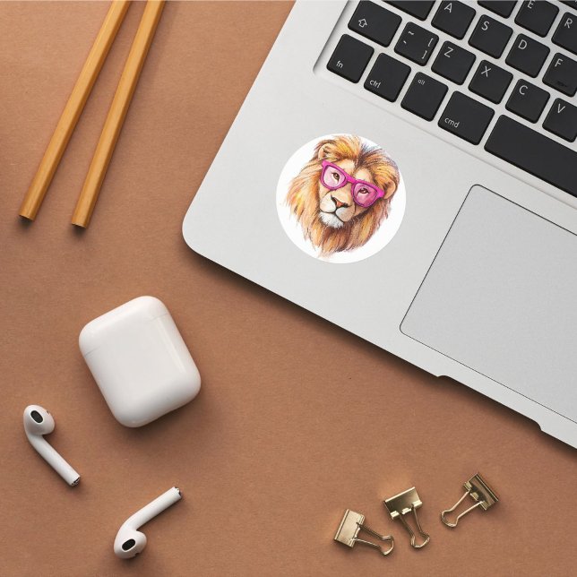 Adesivo Redondo O Leão com Vinheta de Óculos Rosa (Criador carregado)