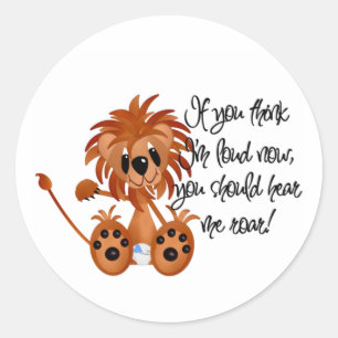 Adesivo Redondo O leão do bebê ouve-me rujir o camiseta e os