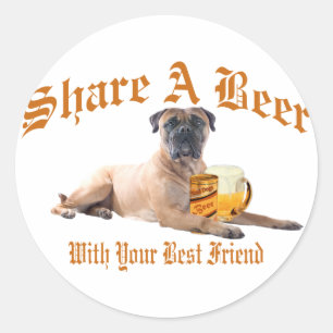 Adesivo Redondo O Mastiff de Bull compartilha de uma cerveja