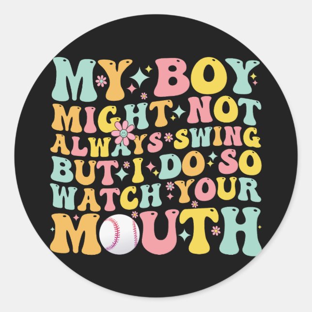 Adesivo Redondo O Meu Rapaz Pode Nem Sempre Balançar, Mas Eu Vejo- (Frente)