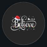 Adesivo Redondo O Natal Acredita que o Pai Natal é uma família eng<br><div class="desc">Natal Acredita que Papai Noel é uma família divertida.</div>