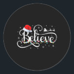 Adesivo Redondo O Natal Acredita que o Pai Natal é uma família eng<br><div class="desc">Natal Acredita que Papai Noel é uma família divertida.</div>