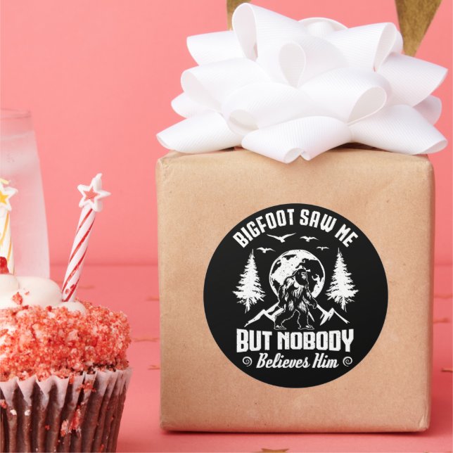 Adesivo Redondo O Pé Grande Me Viu Mas Ninguém Acredita Nele Sasqu (Festa)