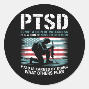 Adesivo Redondo O Ptsd É Ganhado Fazendo O Que Outros Temem O Estr